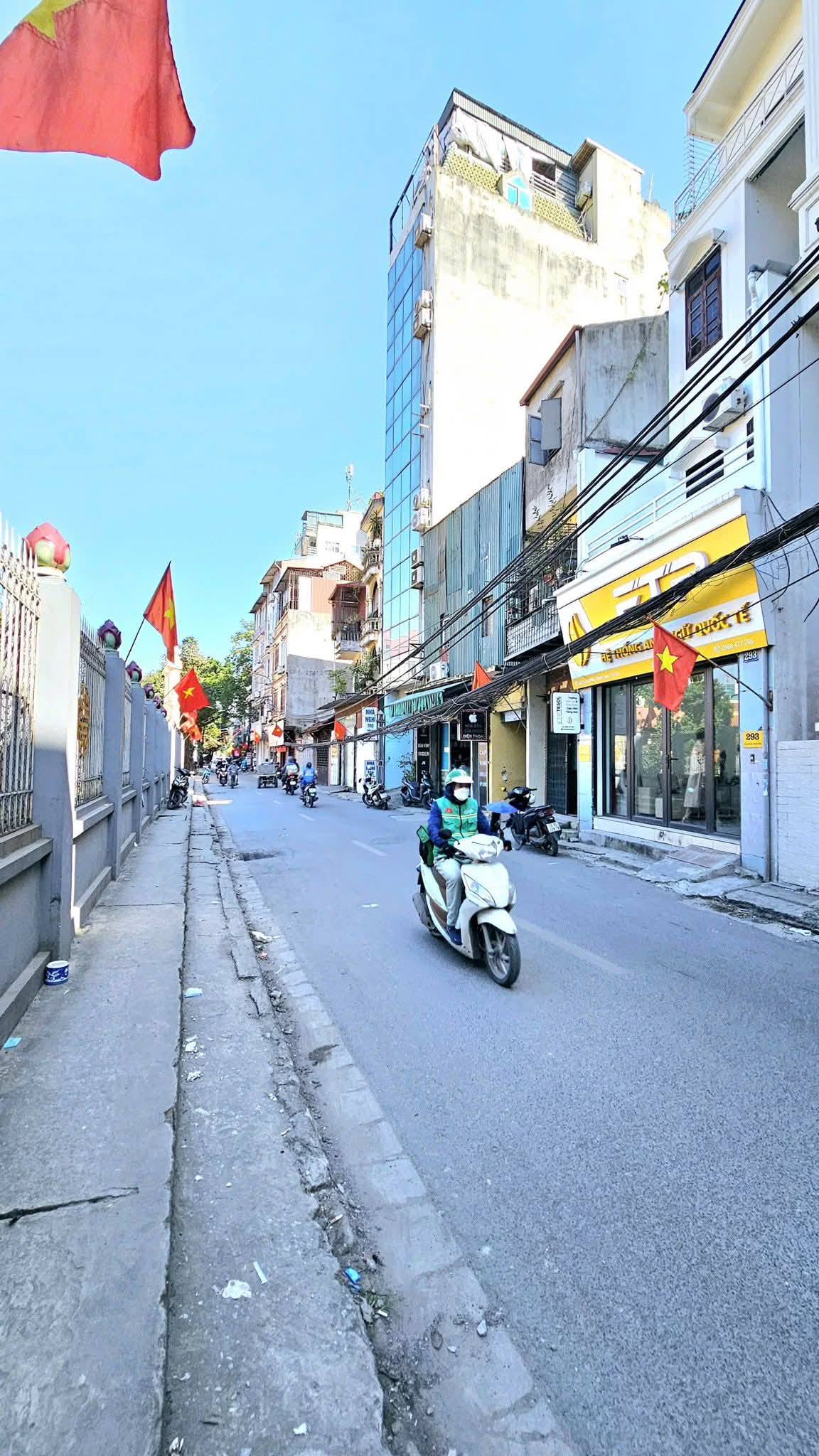 Cần bán gấp nhà mặt phố Quan Nhân, kinh doanh, ô tô tránh, vỉa hè 2 bên, giá 16.5 tỷ