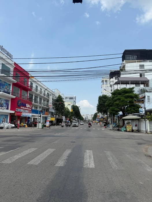 Bán nhà 2 tầng mặt tiền Lý Thái Tổ, Long Xuyên, 72m², vị trí đẹp, kinh doanh tốt