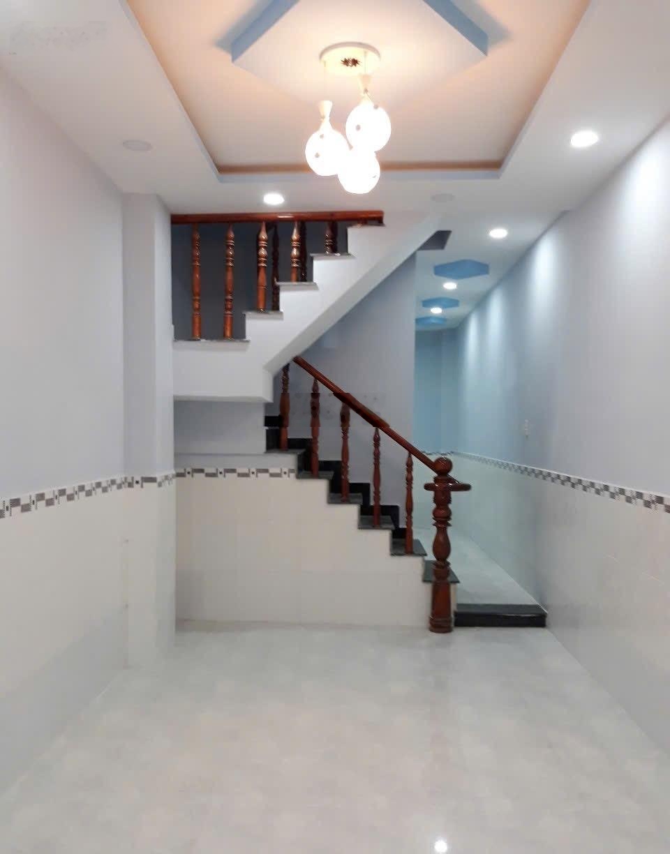 Nhà bán tại Thạnh Lộc 41, DT 3x9m nhà đẹp ban công rộng thoáng, 2 phòng ngủ, hẻm xe hơi