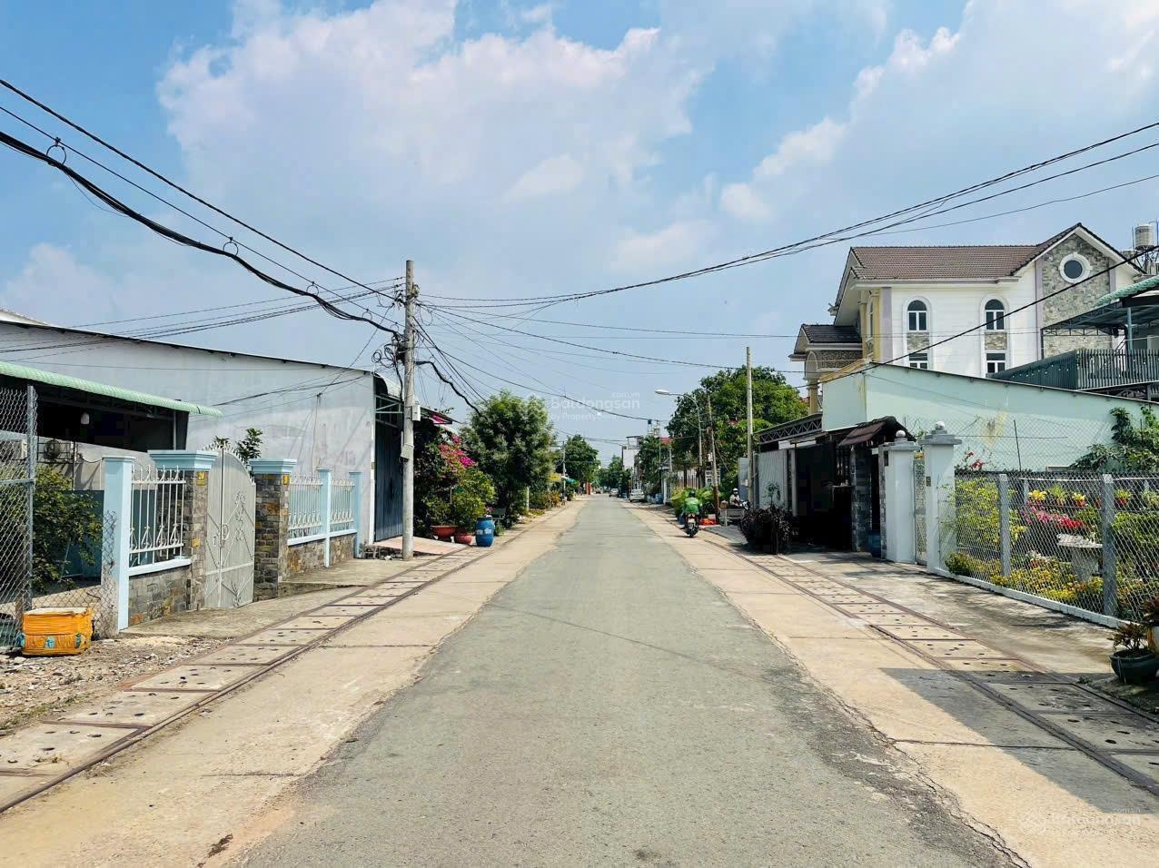 Kẹt tiền bán lô đất hơn 400m2, 600tr, có thổ cư. tỉnh lộ 8, tân thông hội