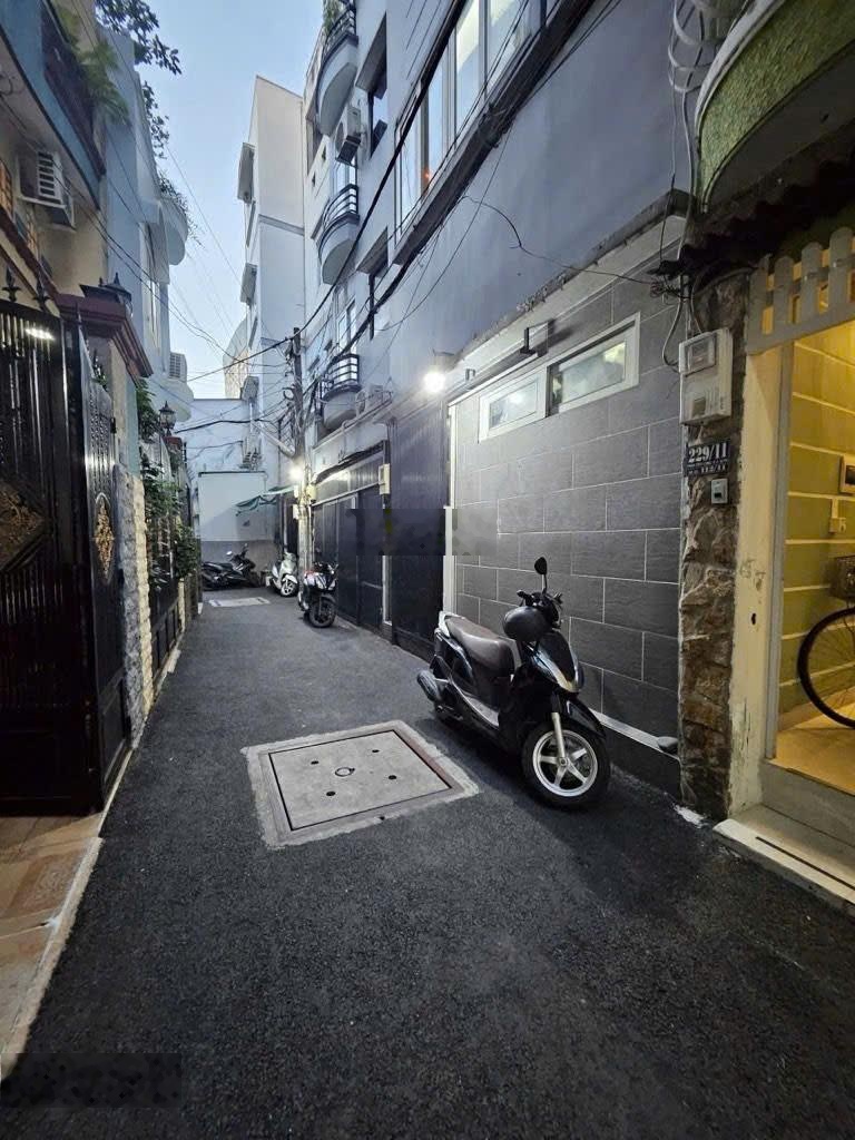 Nhà ngay Phan Xích Long - Phú Nhuận - Chỉ hơn 5 tỷ, 3 lầu, có ban công