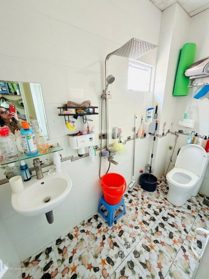 Nhà nhỏ 3 tầng ít tiền - 4 phòng ngủ - kdc hiện hữu - nhà đông thành viên rất cần