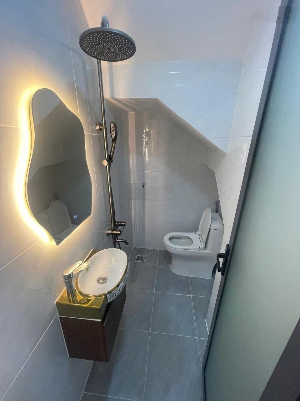 32 m2 đất, sd 67 m ,sổ hồng hoàn công . Nhà BTCT, kg quy hoạch