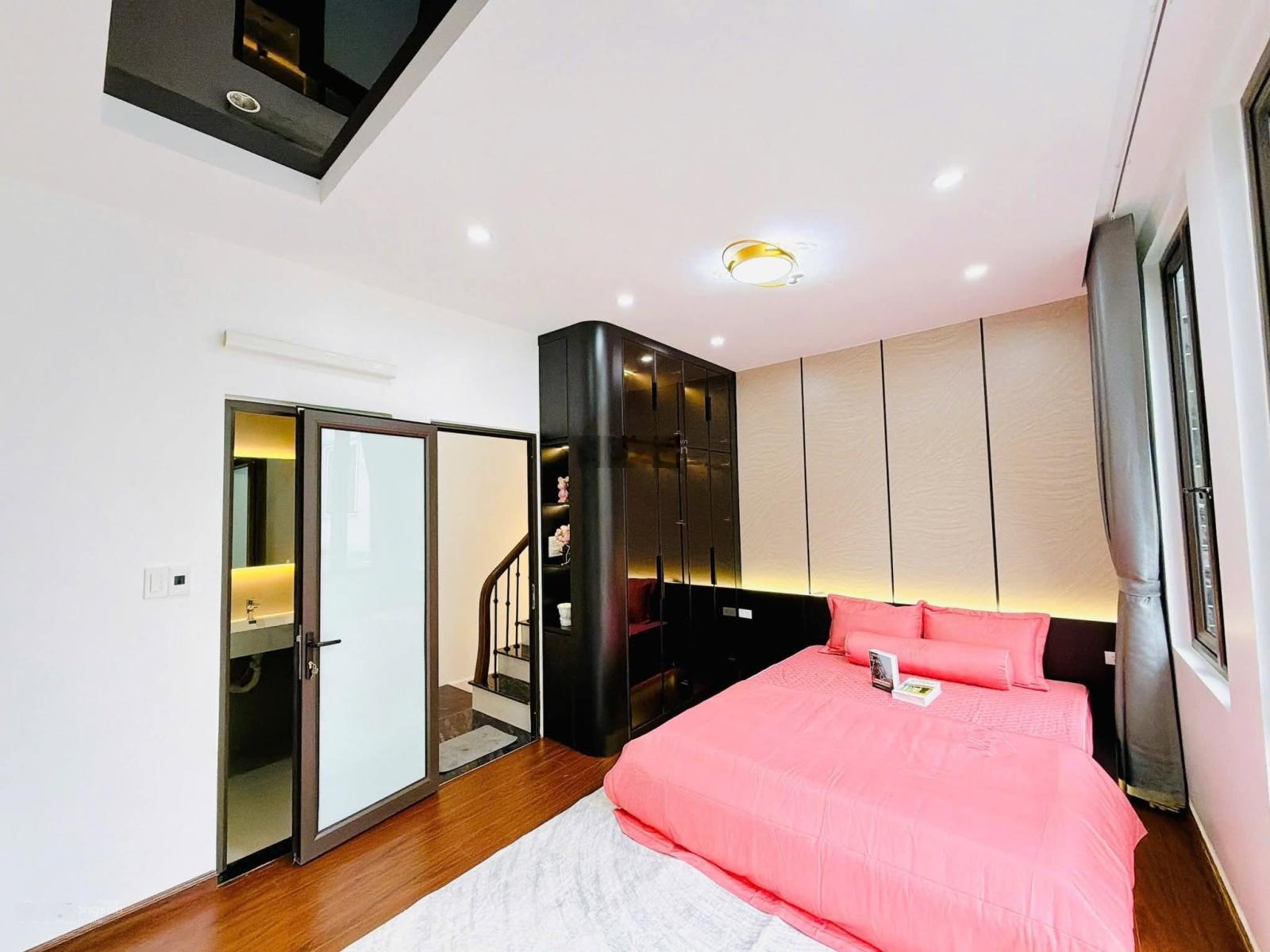 Tôi cần bán gấp nhà phố Bạch Mai, 30m2, 4 tầng, 3 phòng ngủ, nhà mới đẹp, gần mặt phố, giá 4,3 tỷ.