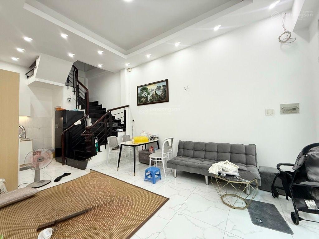 Lý thái tổ quận 10 - 4 tầng btct đẹp 3pn sát bên quận 3 quận 1 hơn 6 tỷ xíu .