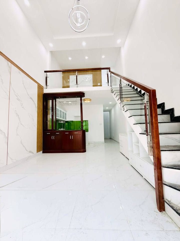 Bán nhà 2 tầng, 40m², ngang 4m, gần chợ Đông Thạnh, giáp Quận 12, giá 2.75 tỷ