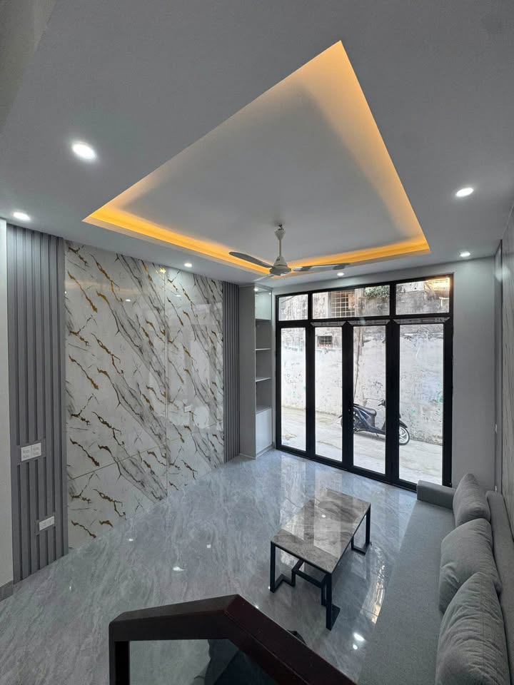 Nhà 2 tầng thơm mùi sơn, phường Đông Sơn, chỉ nhỉnh 2 tỷ