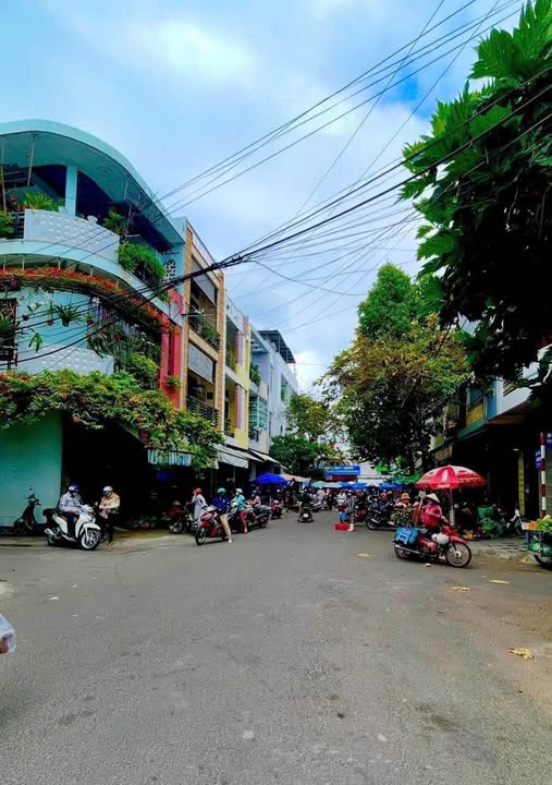 Bán nhà 3 tầng góc 2 mặt tiền, sát chợ Đầm, vị trí đẹp kinh doanh, trung tâm Quy Nhơn, giá 9.85 tỷ