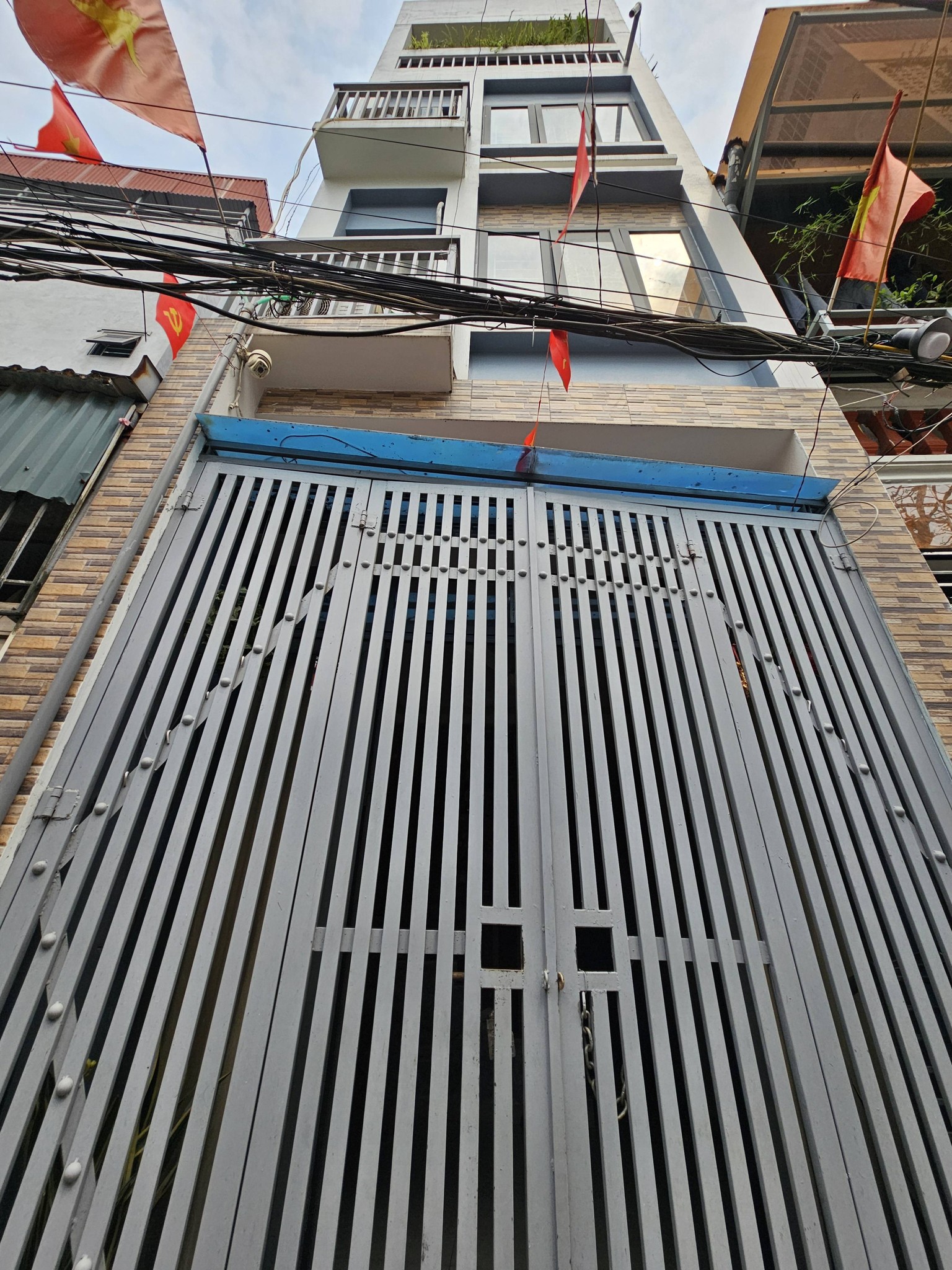 Bán nhà dân xây diện tích 35m2, thiết kế 4 tầng, 4 ngủ, 2 thoáng, ô tô đỗ cửa, hộ khẩu Bồ Đề, Long Biên