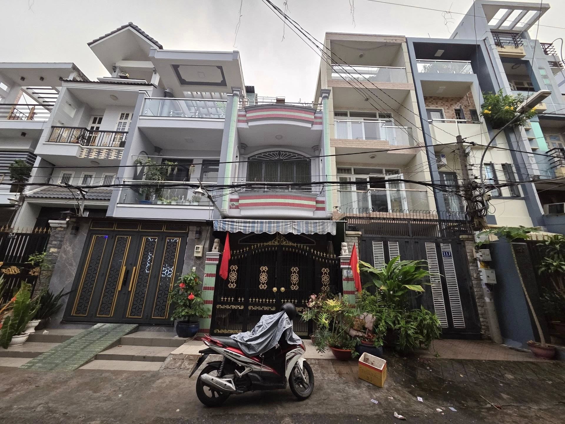 Bán nhà mặt tiền khu vip Cư Xá Phú Lâm D, Bình Phú, gần chợ Hồ Trọng Quý và công viên Bình Phú, 3 tầng, 4 phòng ngủ