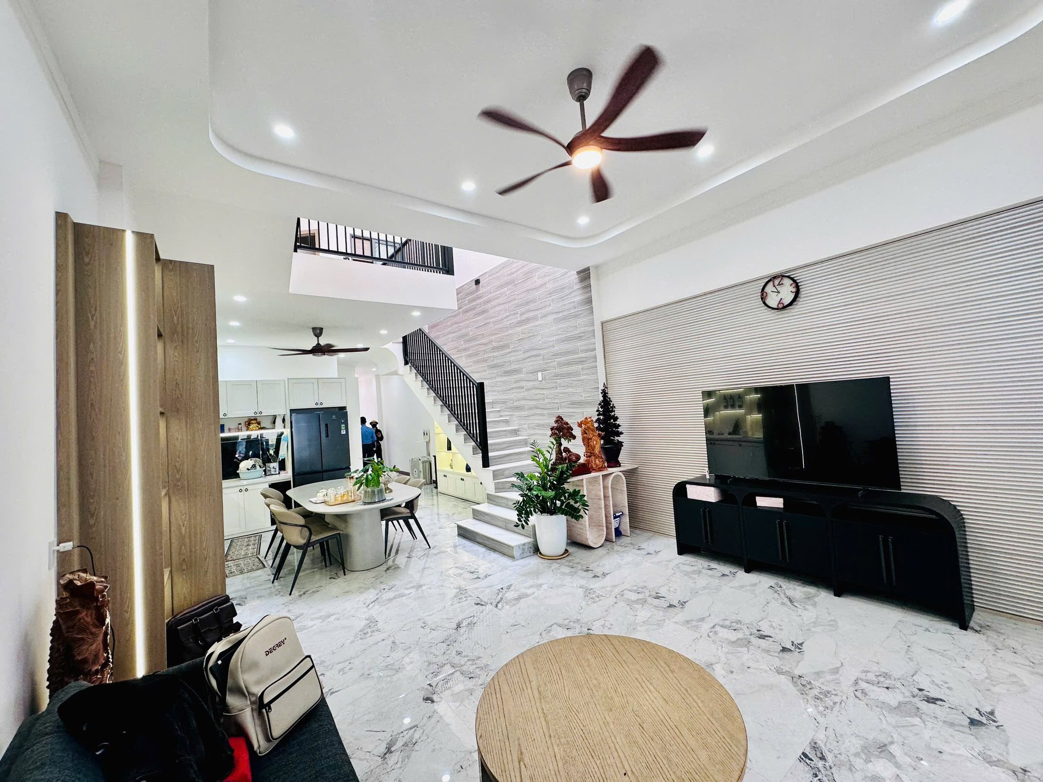 Bán nhà trung tâm Buôn Ma Thuột, diện tích 5x32m, thiết kế hiện đại, đầy đủ nội thất, có sân đậu 2 ô tô, hồ cá Koi