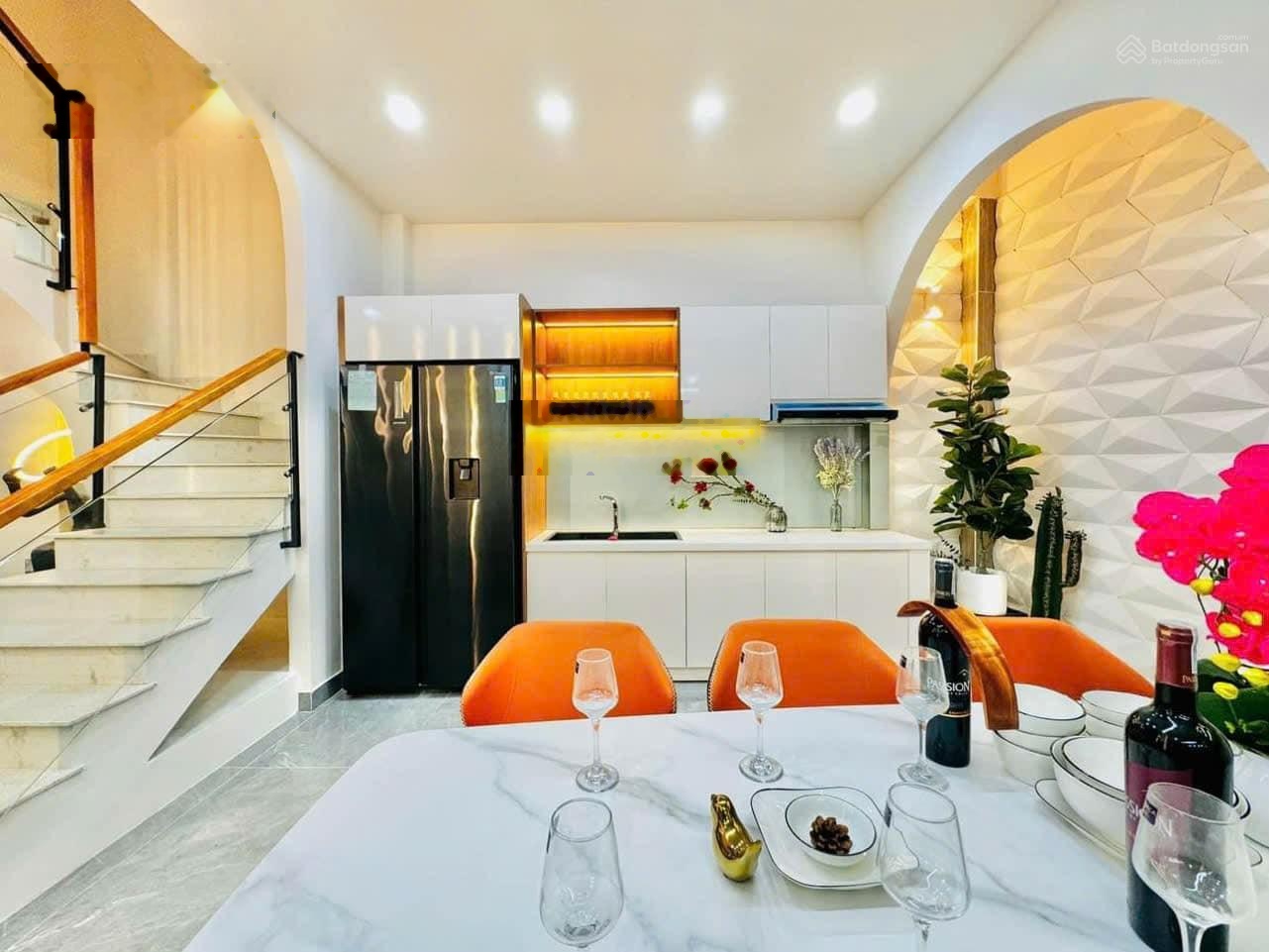 Duy nhất 1 căn Ung Văn Khiêm 48m2/ 3 tỷ 100tr . 1 trệt 2 lầu. Hiếm nhất khu vực