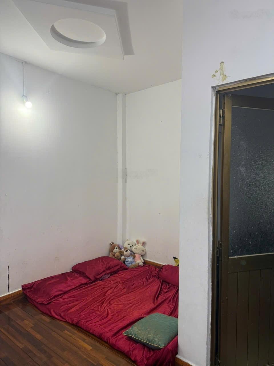 Nhà chinh chủ đang ở ngay ngã 4 Quang Trung cần tiền bán gấp DT ngang 4 dài 8 trệt 2 lầu giá 3 tỷ4