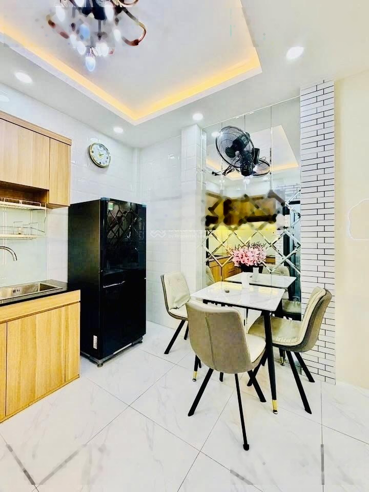 Ngay emart2, hẻm 4m, 3 tầng, full nội thất, 3pn, dtsd 100m2 - 4.86ty