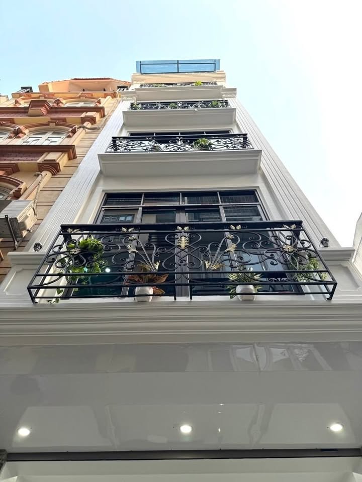 Bán nhà đẹp 50m2 x 6 tầng thang máy, vị trí siêu đắc địa, mặt sau của hồ Đầm Hồng, cách vành đai 2.5 khoảng 50m