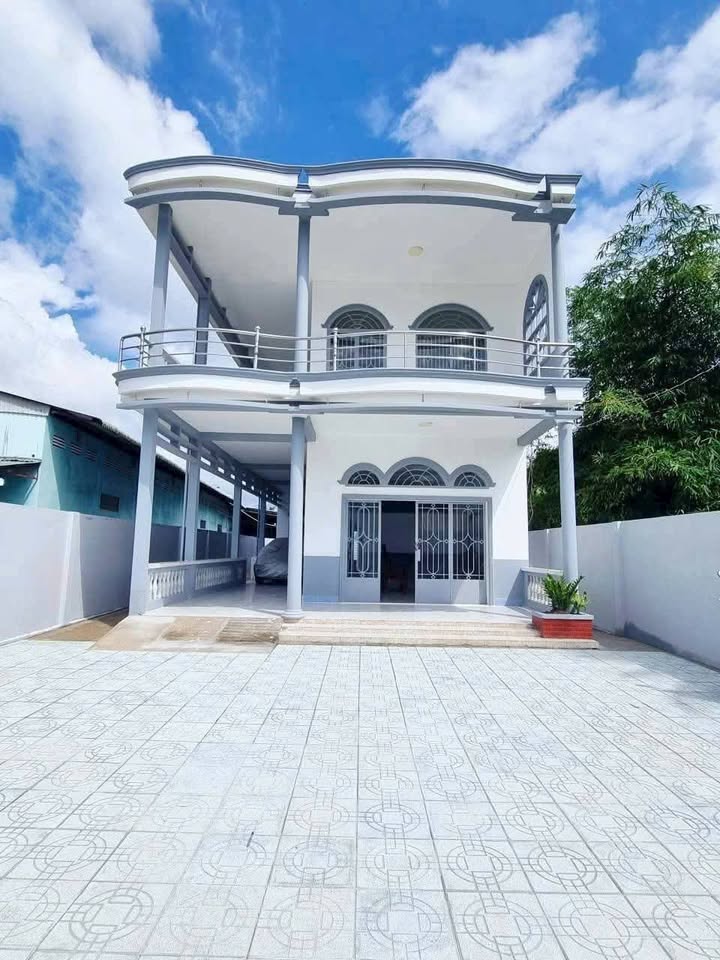 Bán nhà Phú Hưng, Bến Tre, hẻm ô tô 7 chỗ, giá 2.2 tỷ