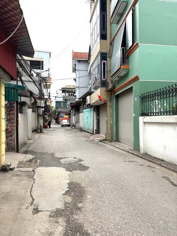 Bán gấp lô đất tại Tư Đình, Long Biên, 60m2, mặt tiền 4,5m, ngõ ô tô 7 chỗ vào đất.