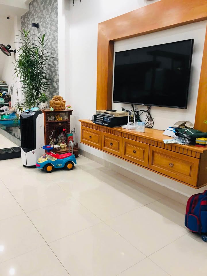 Bán gấp nhà 3 tầng sát Lý Thái Tông, 400m ra biển, 84m2, mặt tiền 5m