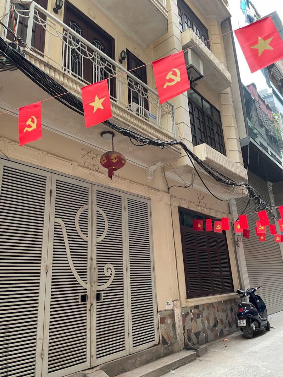 Bán đất tặng nhà trung tâm Đống Đa, mặt tiền rộng, ô tô đỗ cửa