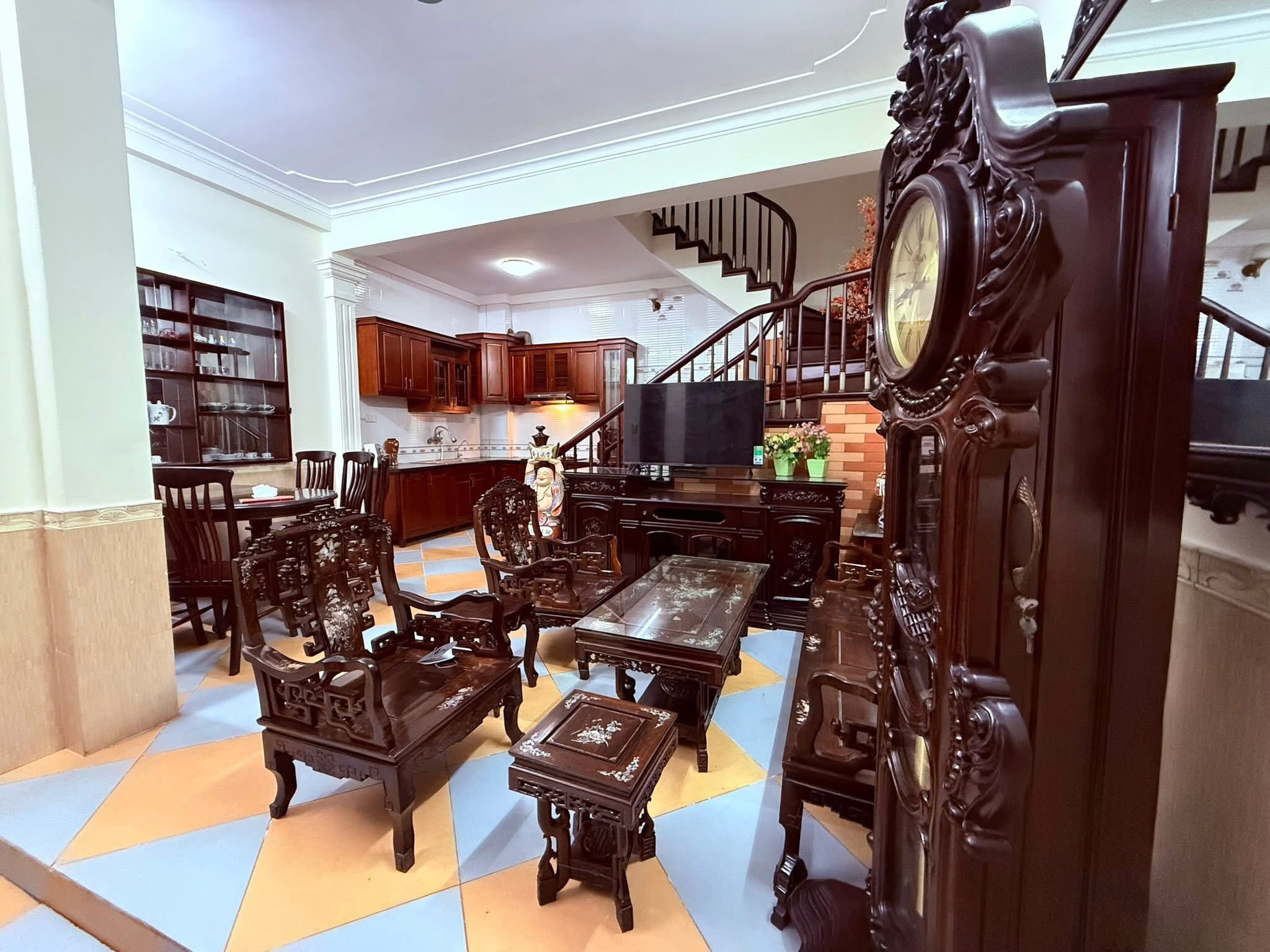 Bán nhà Ngọc Khánh, 40m2, mặt tiền rộng, full nội thất gỗ xịn, giá chỉ 10.5 tỷ