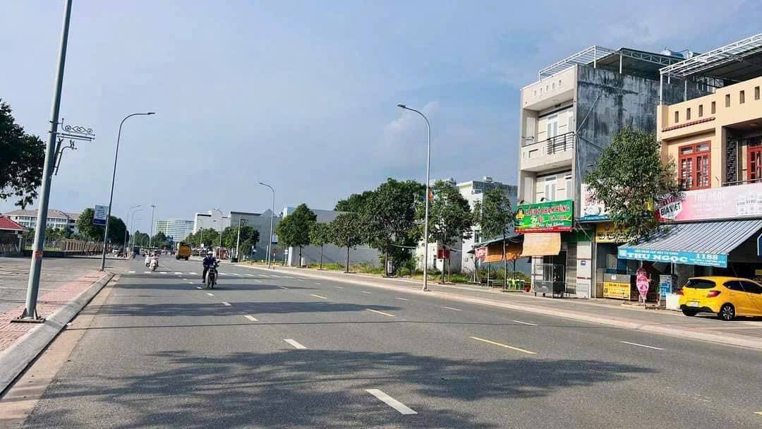 Bán đất mặt tiền đường Phạm Hùng, kinh doanh đắc lợi, diện tích lớn