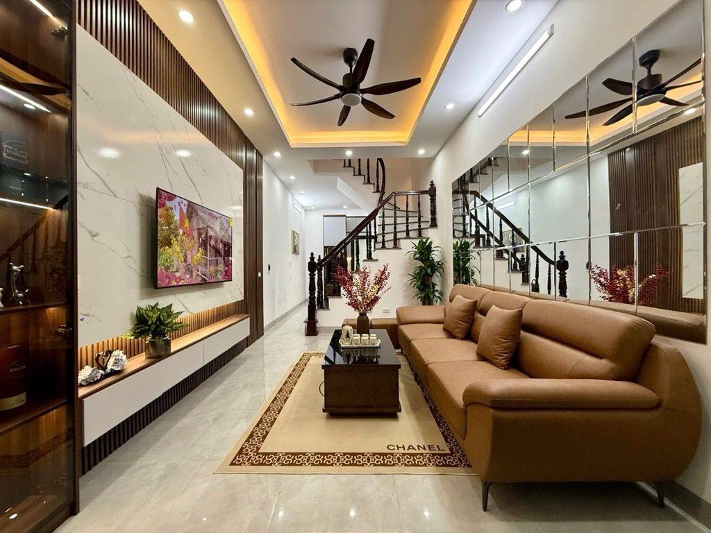 Bán nhà 5 tầng mới xây, 38m2, 4 phòng ngủ, gần Ngã Tư Sở