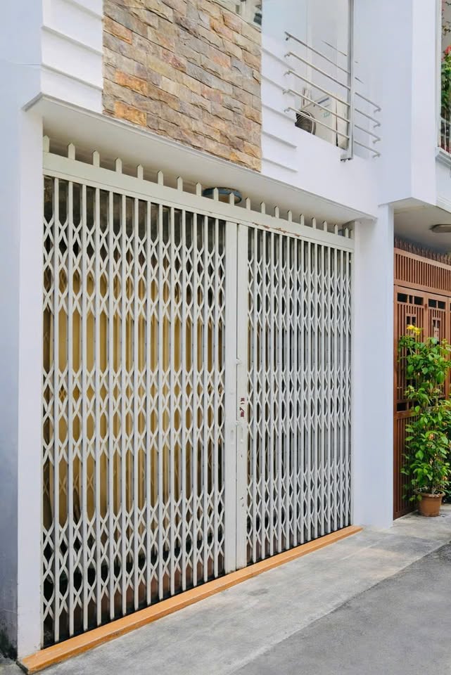 Bán nhà lô góc, hẻm xe hơi Lạc Long Quân, Tân Bình, 2 mặt hẻm thoáng, giá tốt