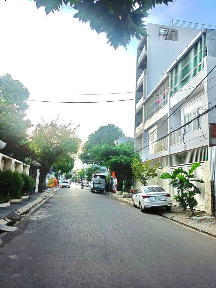 Bán nhà mặt tiền Hồng Lĩnh, khu bàn cờ trung tâm Nha Trang, 6 tầng thang máy, giá 22.5 tỷ