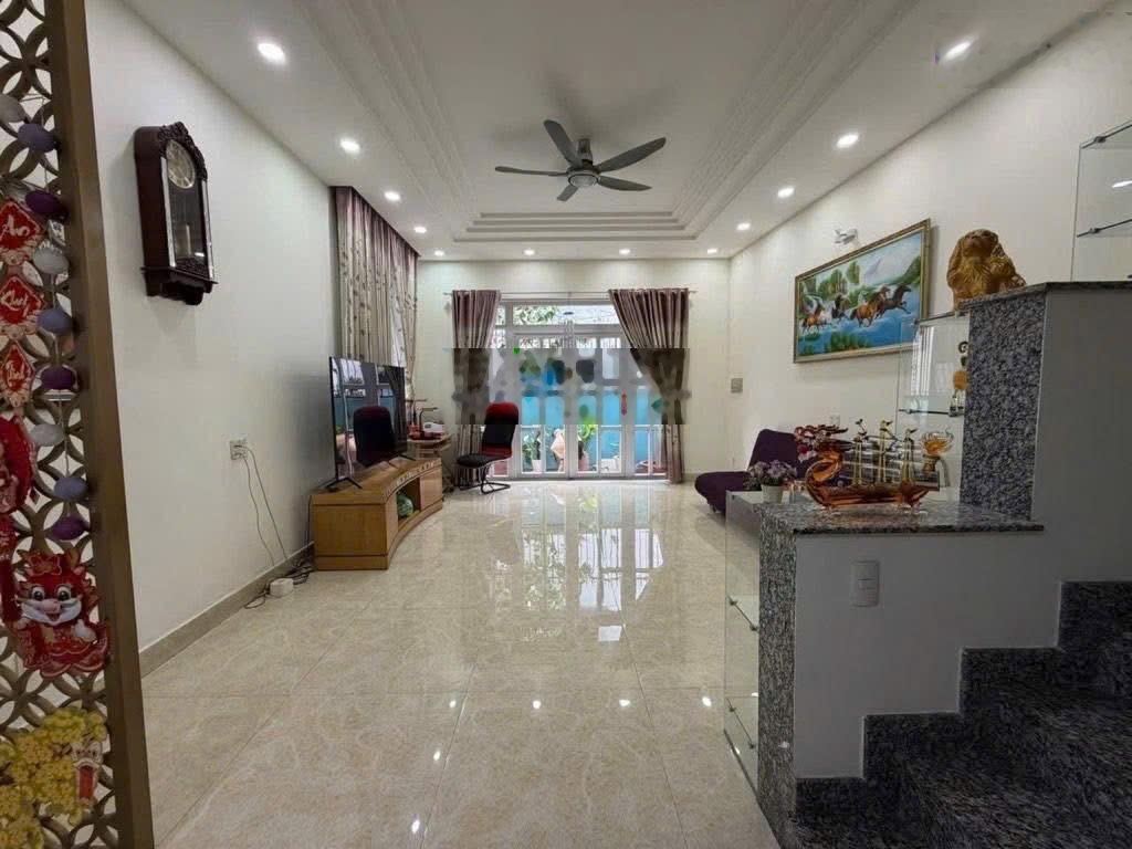 Bán gấp nhà 1 trệt 2 lầu giá 3,8 Tỷ - ngay Bạch Đằng, Tân Bình - DT: 70,6m2 - gần sân bay