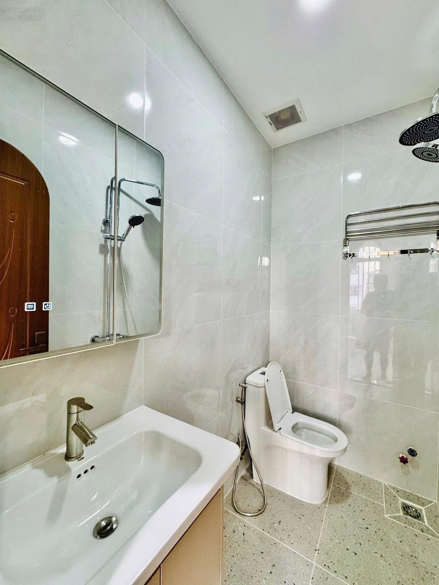 Giảm mạnh 200tr! Nhà đường Đoàn Văn Bơ, Phường 14, Quận 4, 45,2m2, 3tỷ450tr