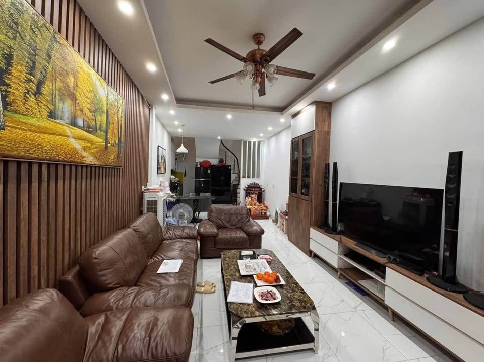 Bán nhà ngõ Thổ Quan, trung tâm Đống Đa, vài bước ra phố, ô chờ thang máy, nhà đẹp ở ngay, giá 17 tỷ