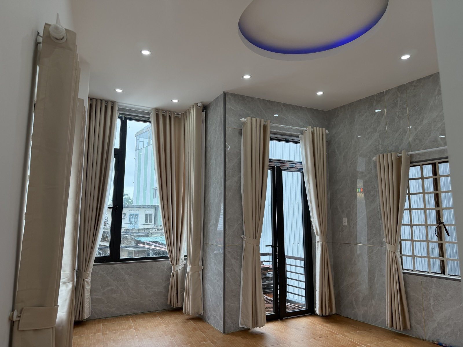 Bán nhà 3 tầng, lô góc, mặt tiền Tôn Đản, giá 7.2 tỷ