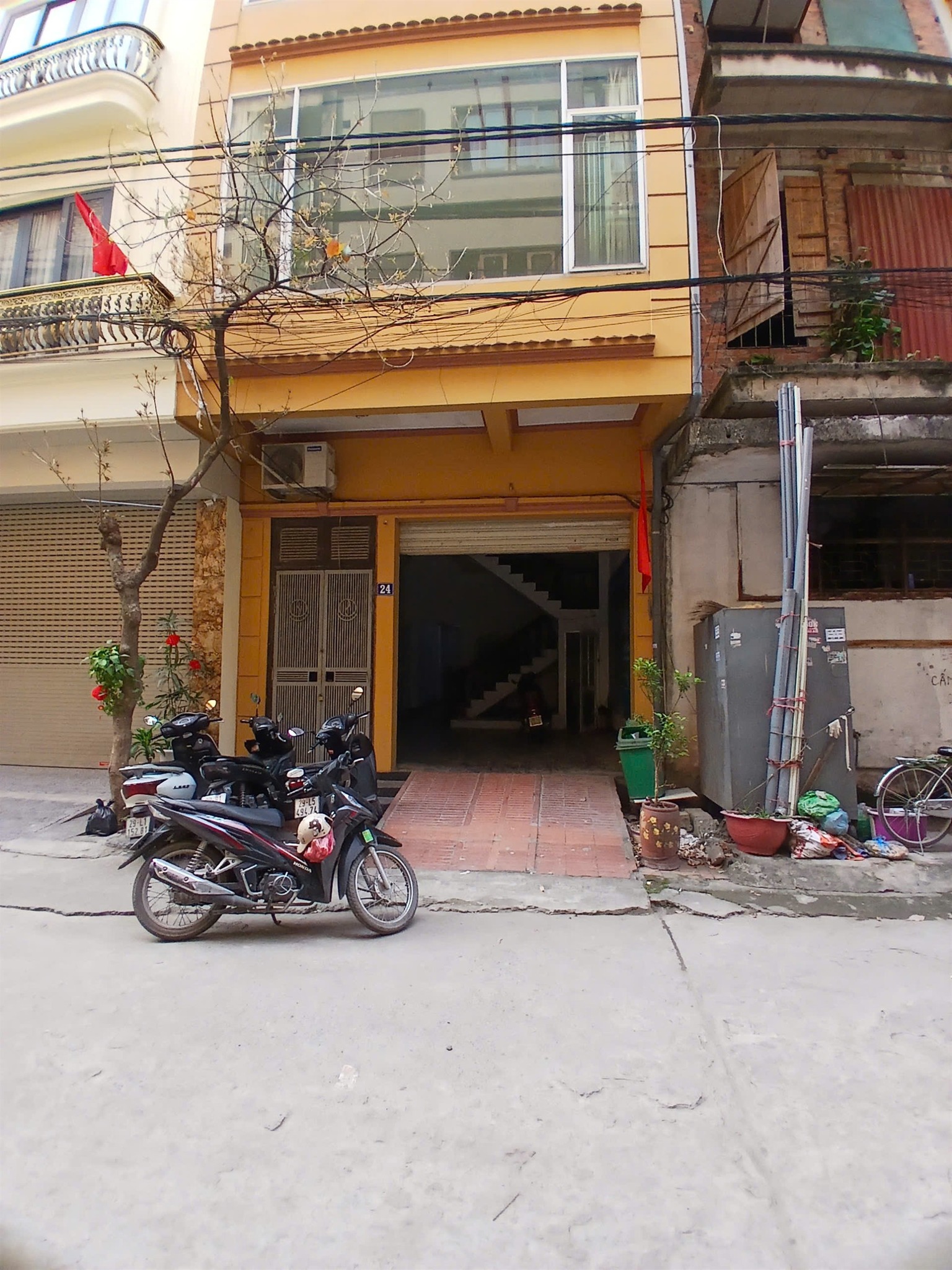 Cho thuê nhà 5 tầng, gần ngõ 156 Mai Dịch, Cầu Giấy, phù hợp làm văn phòng đào tạo, trung tâm du học