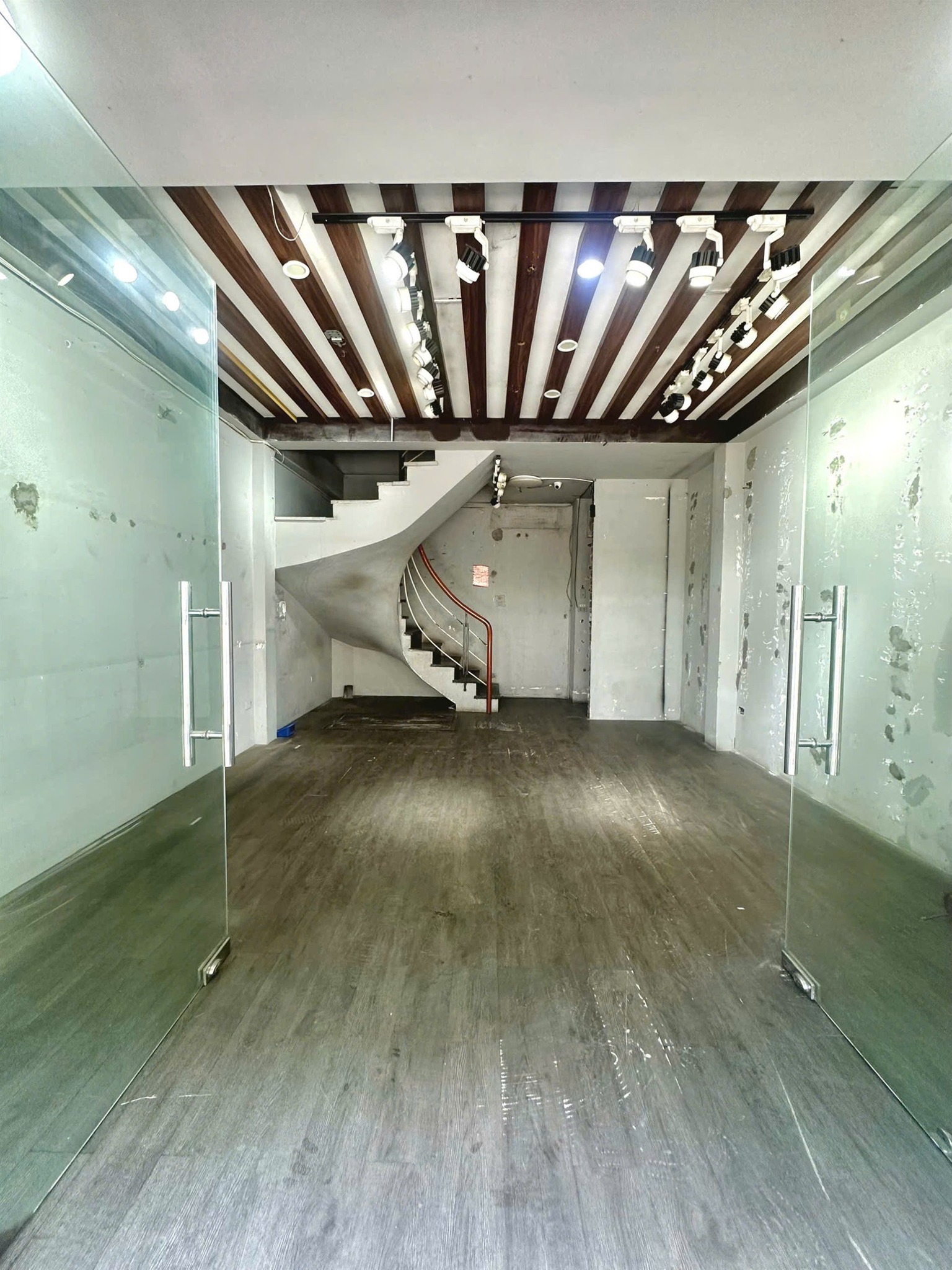 Cho thuê nhà 6 tầng, tầng 1 kinh doanh, mặt tiền 4.5m, mặt đường Láng, Đống Đa, giá 27 triệu/tháng