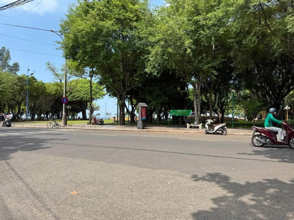 Bán tòa nhà 7 tầng thô, 255m2 sổ, hướng Tây Nam, gần biển Bãi Trước, thành phố Vũng Tàu cũ