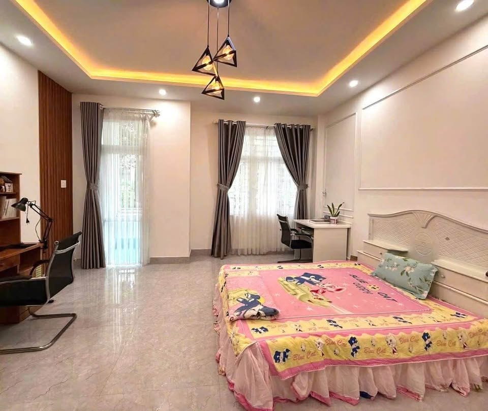 Bán nhanh căn nhà 3 tầng mặt tiền đường Hoàng Văn Thụ, vị trí kinh doanh, giá 9.3 tỷ