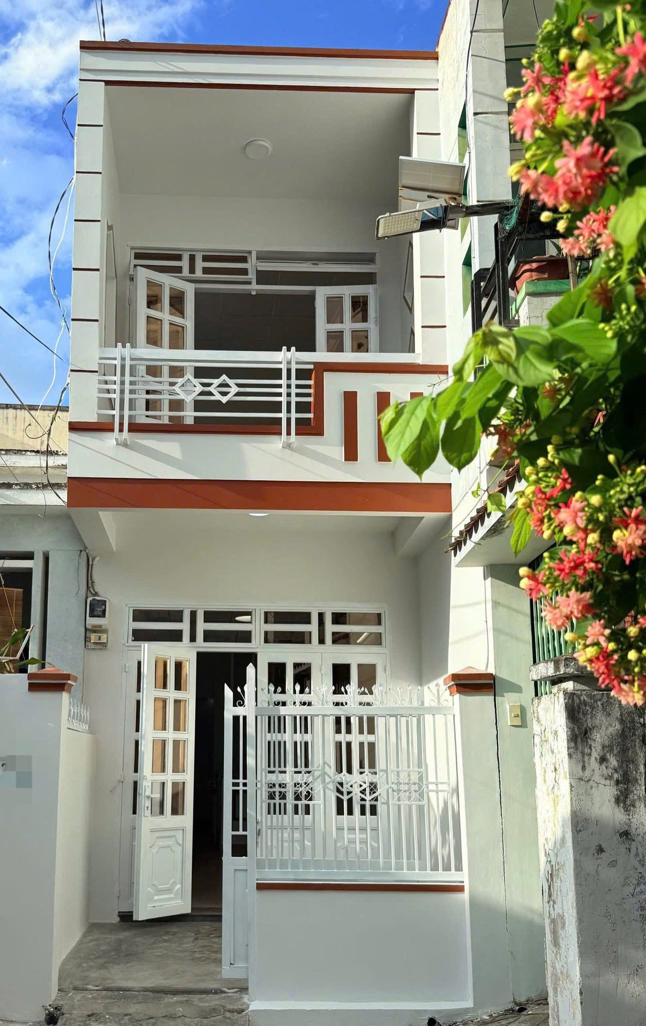 Nhà xinh hai tầng, hẻm xe máy tránh, gần Lotte Mart Nha Trang