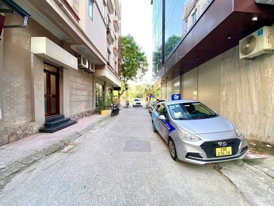 Bán nhà tại phố Hoàng Quốc Việt, Cầu Giấy, đường vỉa hè 2 ô tô tránh đỗ, kinh doanh sầm uất, dân trí cao, giá 31.5 tỷ