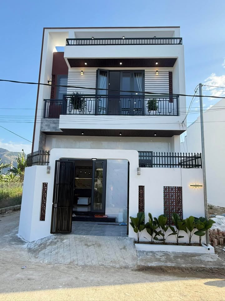 Bán nhà 2 tầng mới xây, thiết kế hiện đại, 80.9m2, gần Phú Ân Nam, Khánh Hòa