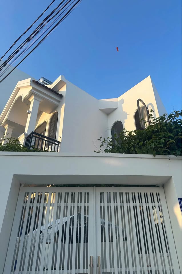 Bán nhà 2 tầng xây theo kiểu biệt thự tại hẻm Cầu Dứa - Phú Nông, phường Tây Nha Trang, giá 3.95 tỷ