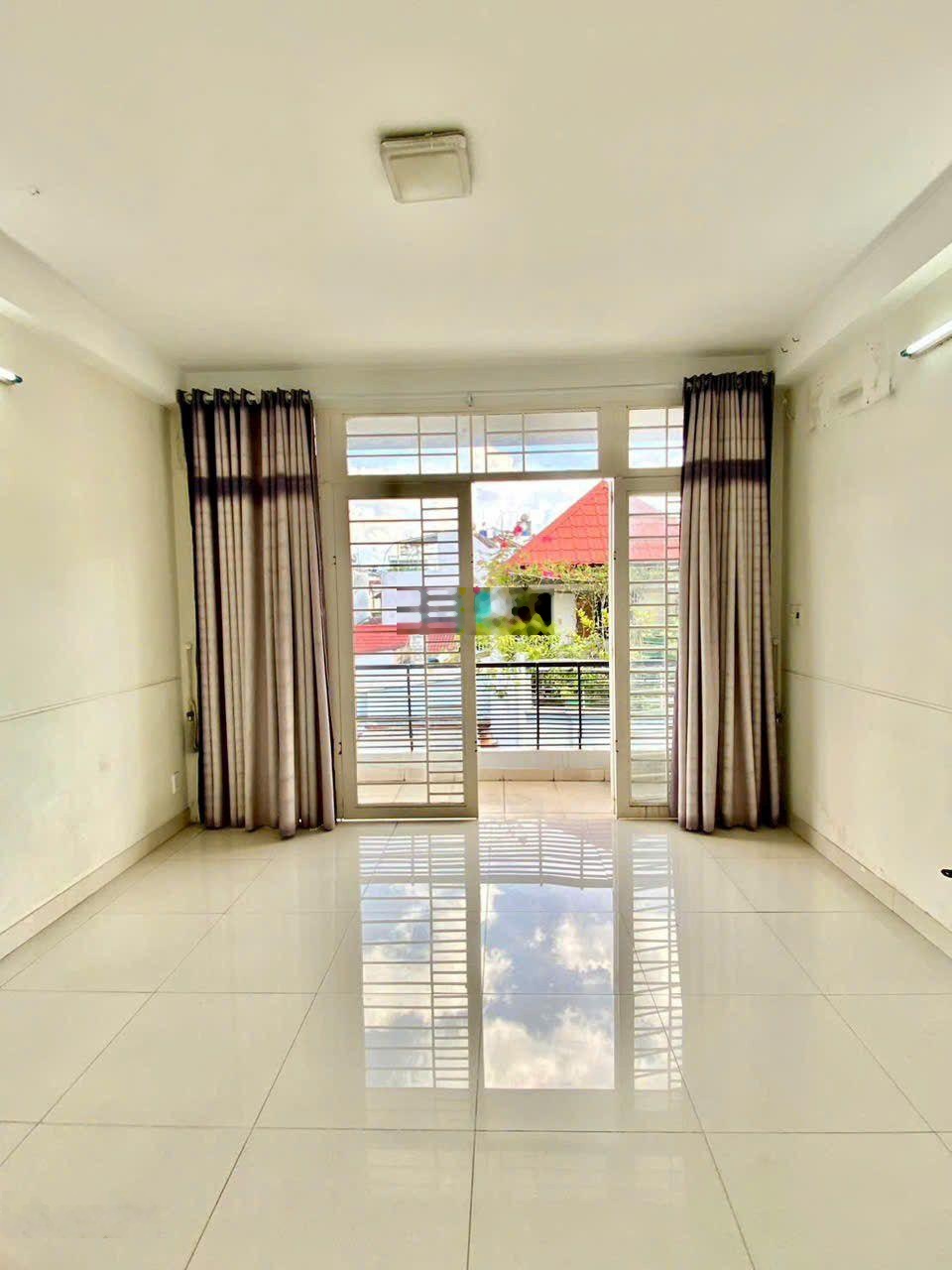 Bán nhà 1 trệt 1 lửng 2 lầu sân thượng ngay Lê Trọng Tấn sát Đại Học Công Thương giá 4 tỷ 950