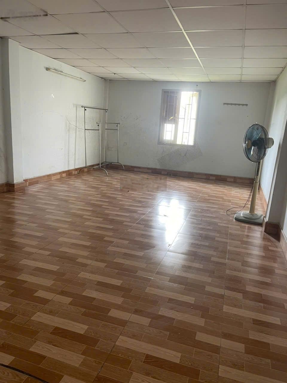 Cho thêu nhà có nội thất có sân trước sân sau thoáng mát