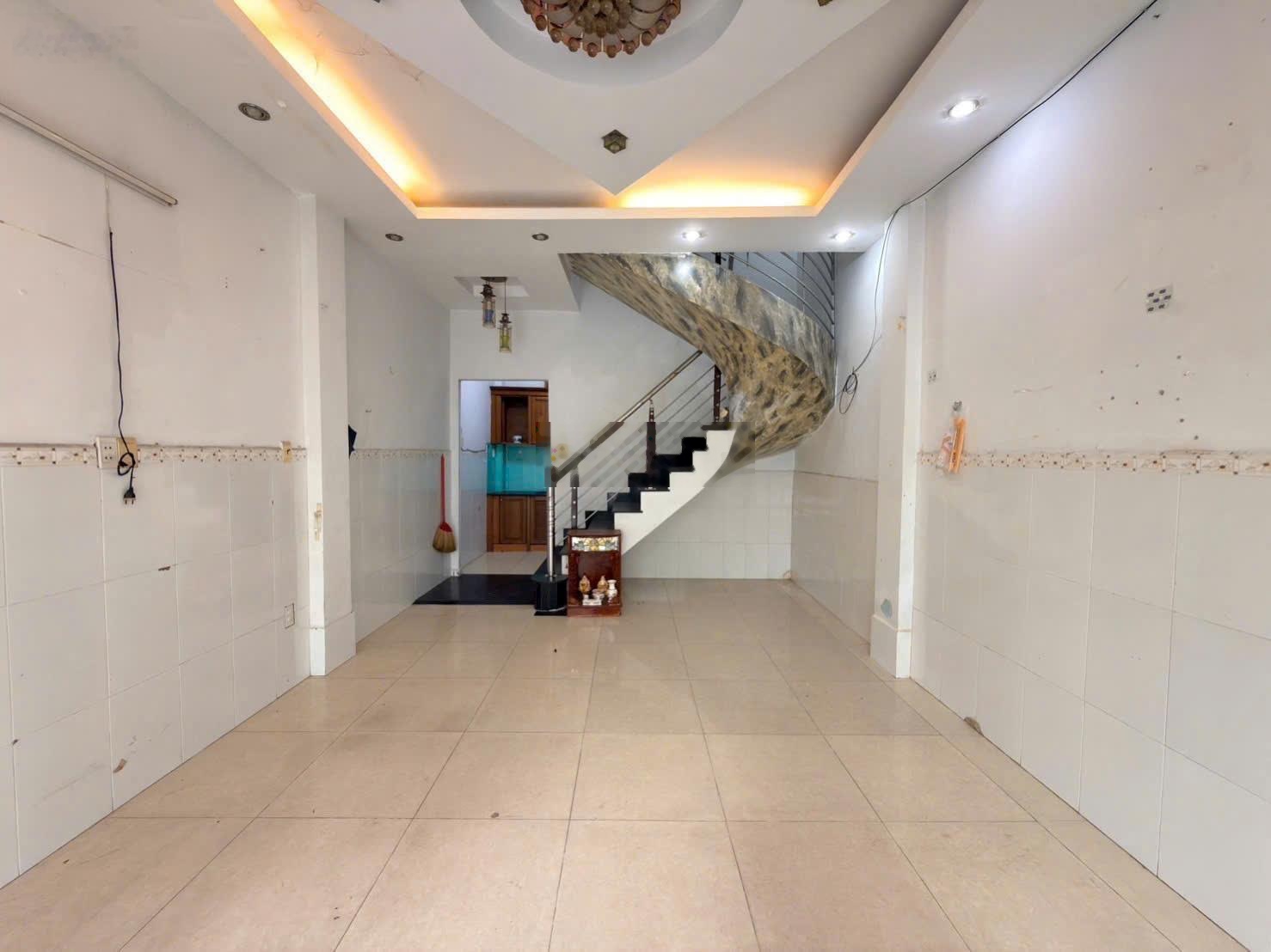 Ngay chợ thạch đà - xe hơi đậu cửa - nhỉnh hơn 4t