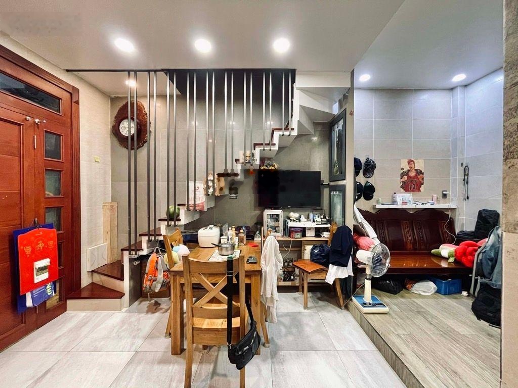 QUẬN 10 $$ 7.1 TL BÁN NHÀ Tô Hiến Thành phường Hoà Hưng DT :25.4 M3 (5.7 8) Kết cấu:3 TẦNG