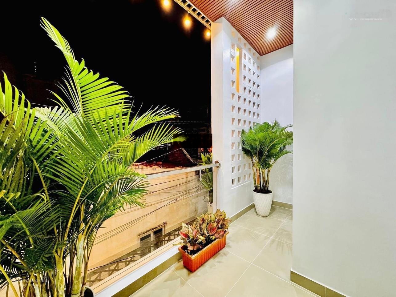 Chủ xoay vốn làm ăn cần bán gấp căn nhà hẻm Tô Hiến Thành, P13, Quận 10, 60m2, 2tỷ4, sổ riêng