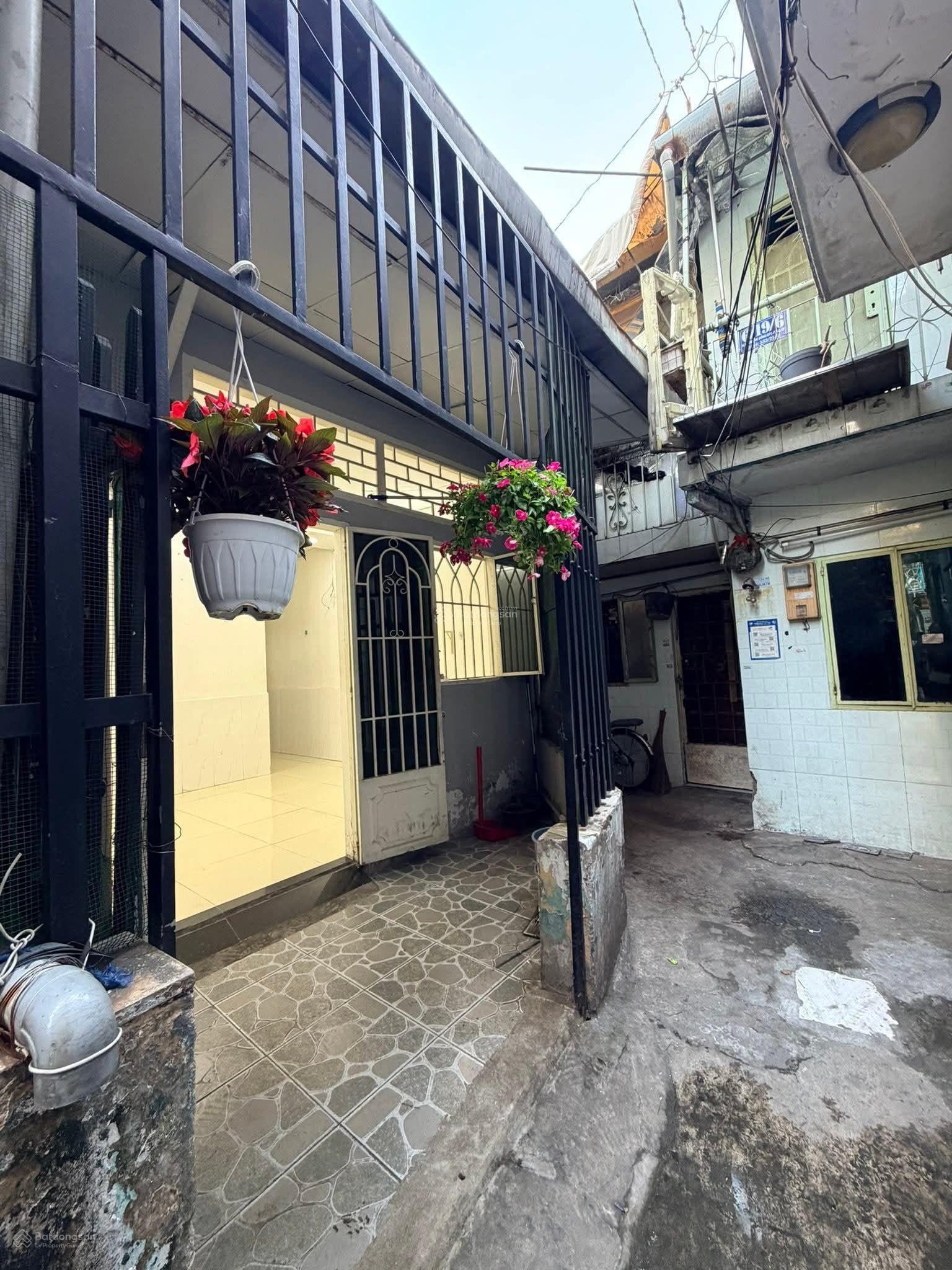 Nhà sổ hồng riêng đường Phạm Văn Đồng - giá tốt