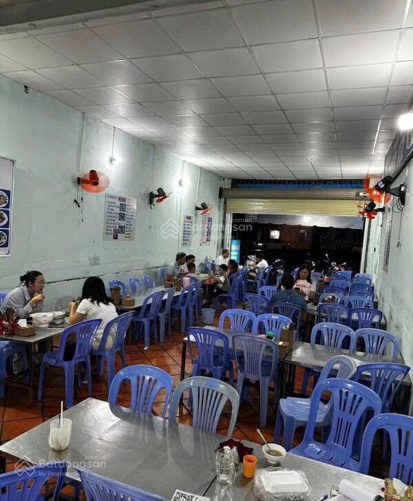 Bán gấp nhà 1 trệt 5x19m. Giá 850 triệu. Nằm ngay chợ Đệm Bình Chánh. Đang cho thuê 30 triệu/tháng.