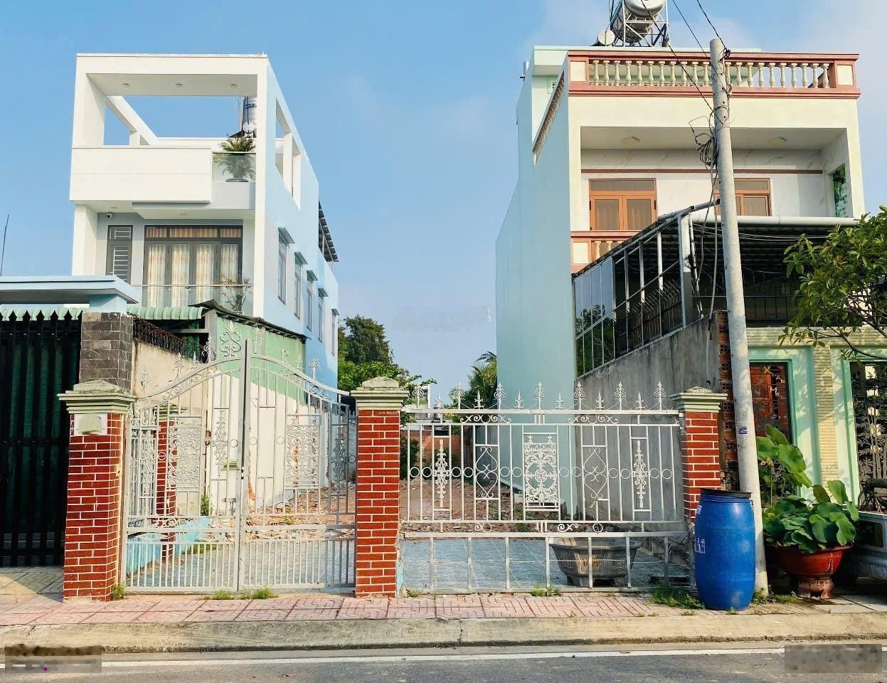 Sổ mới cứng 2025 cho lô đất 296m2 MT Nguyễn Thị Sảng, đất đã xây tường rào kiên cố, sầm uất nhất CC