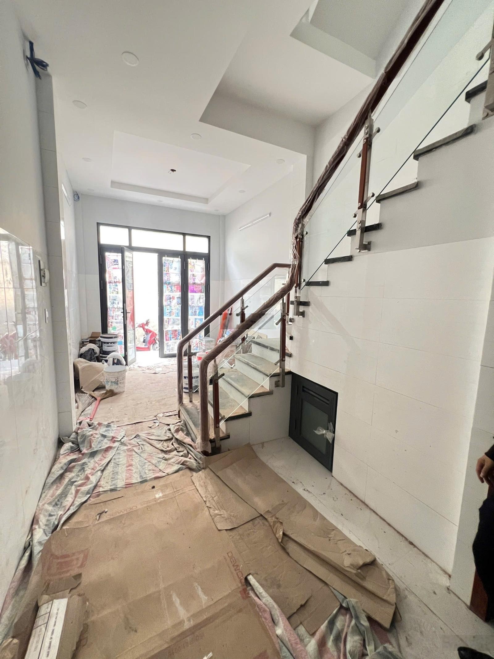 Bán nhà mới xây đường Lò Gốm P8 Q6