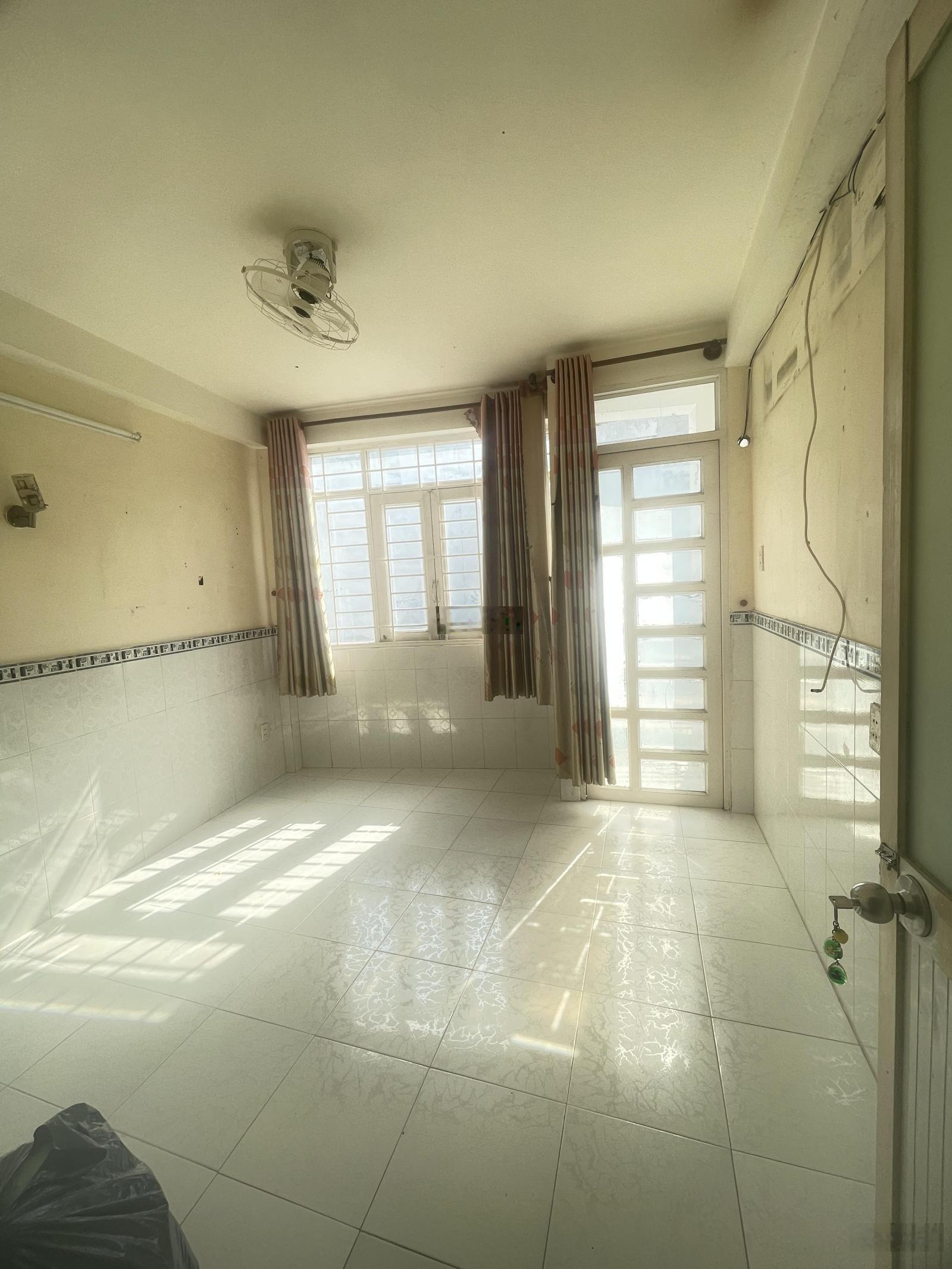 Nhà 5 tầng sát MT Sư Vạn Hạnh Q10.DT 3.8m x 8m ,Giá chỉ nhỉnh 5 tỷ TL